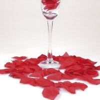 Rote Rosenblätter für ein romantisches Ambiente...